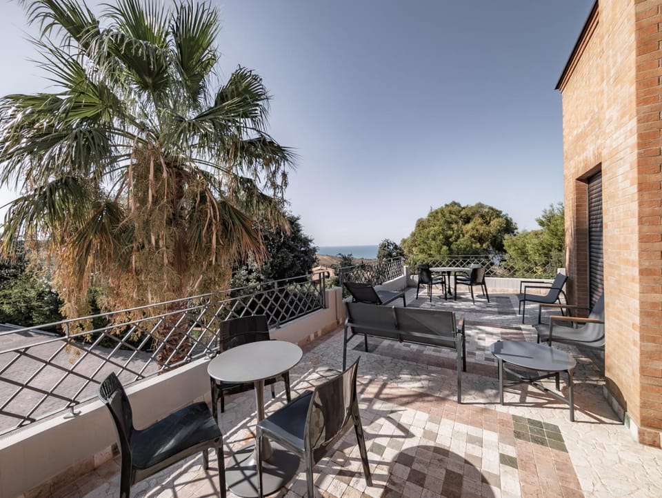 Natural landscape, View (from property/room), Balcony/Terrace, Dining area
