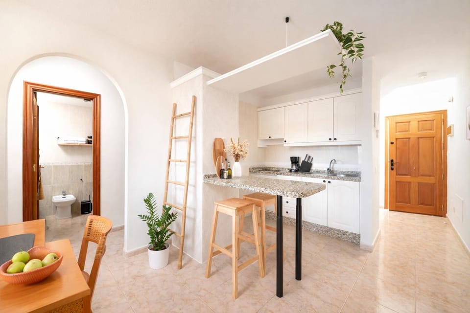 Kitchen or kitchenette, Dining area, stove