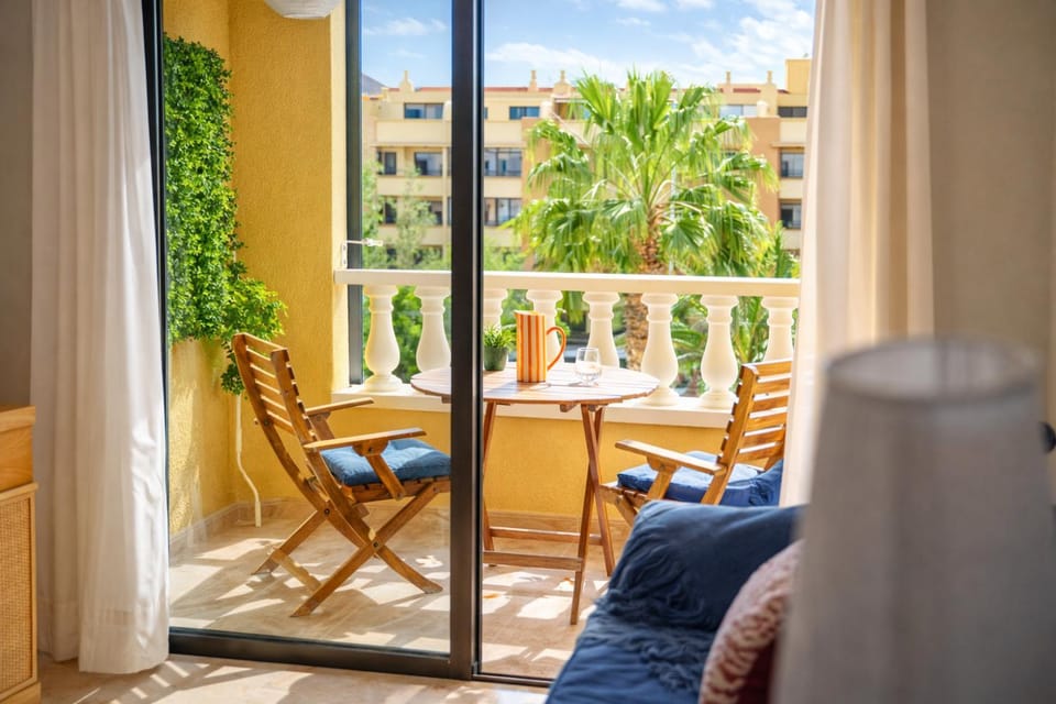 Day, Balcony/Terrace, Living room, Seating area, Dining area