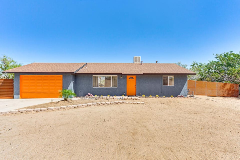 6 Mi to Joshua Tree NP! Mtn-View Gem w/ Game Room House in Joshua Tree