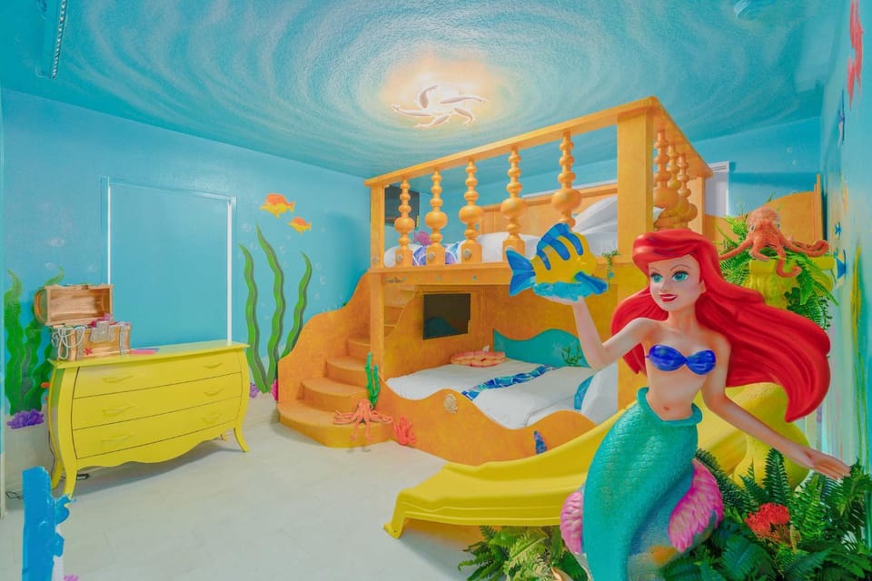 Bed, People, Photo of the whole room, Bedroom, children, group of guests