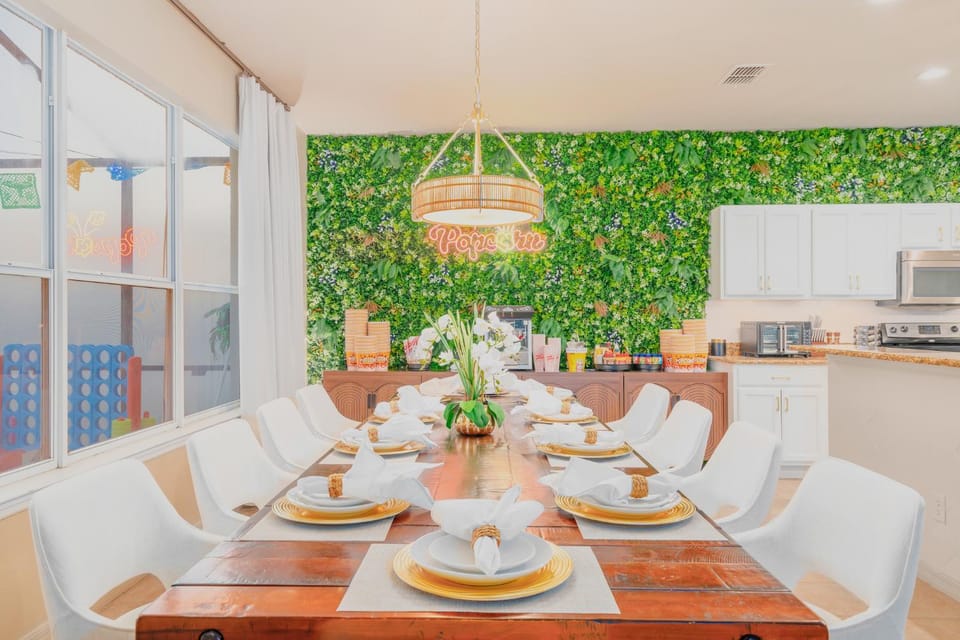 Kitchen or kitchenette, Living room, Food and drinks, Dining area, Food