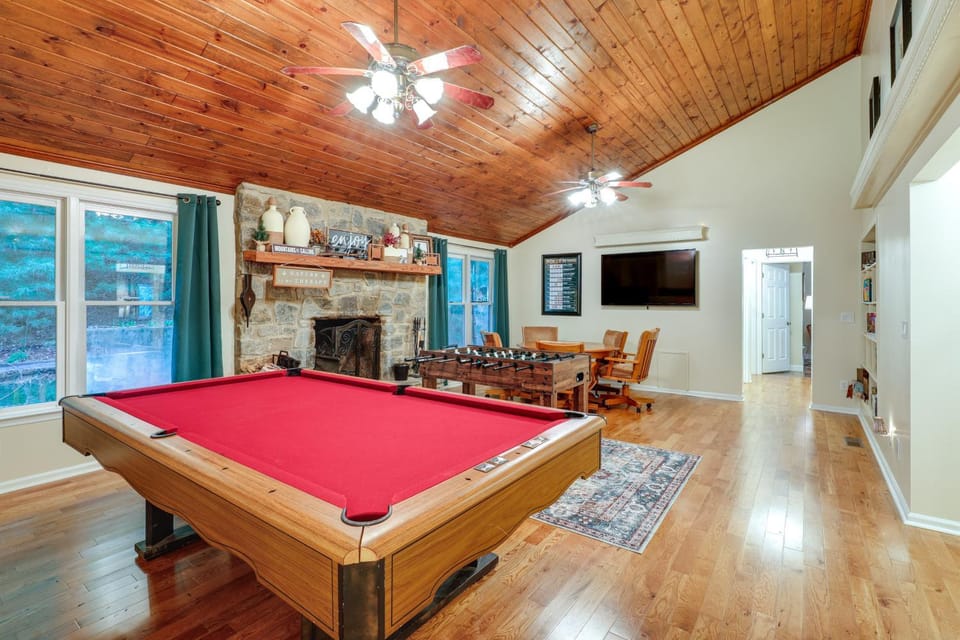Deck & Game Room! Lakefront Blue Ridge Mtn Gem House in Watauga