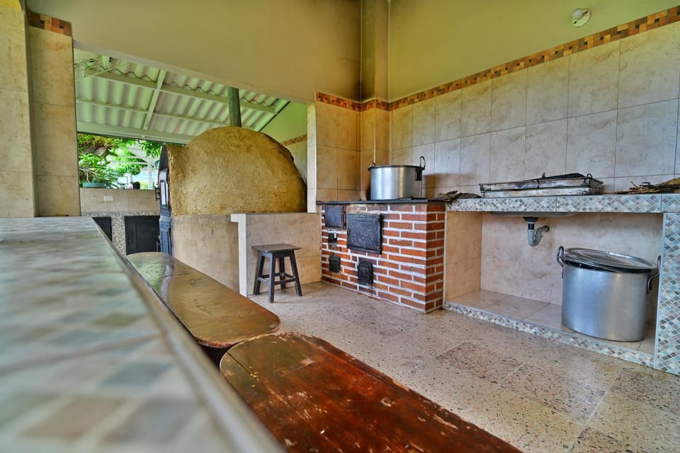 Kitchen or kitchenette, Dining area, stove