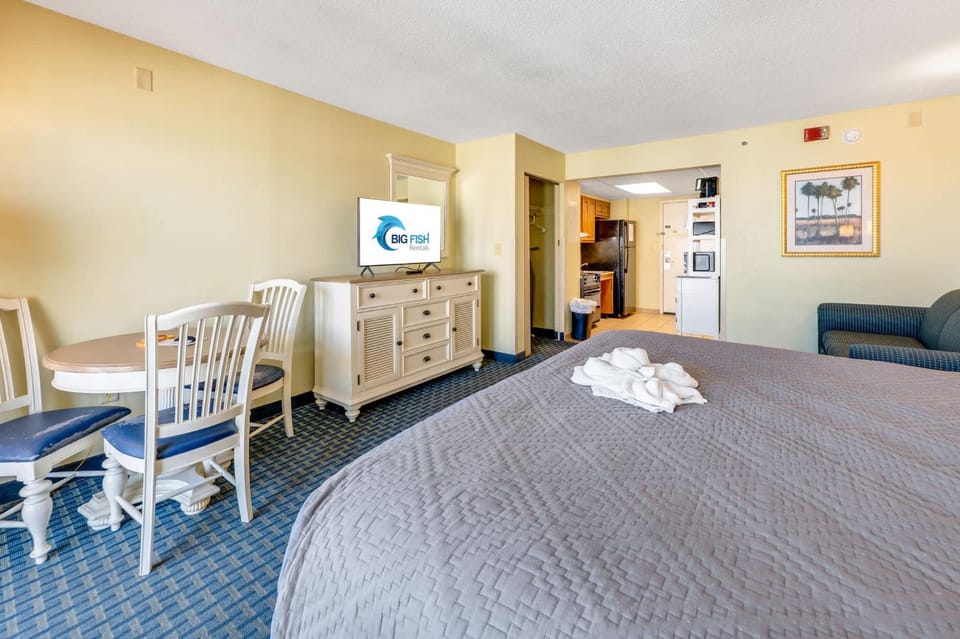 Honeymoon King, Ocean Views, Compass Cove, Pools! House in Myrtle Beach