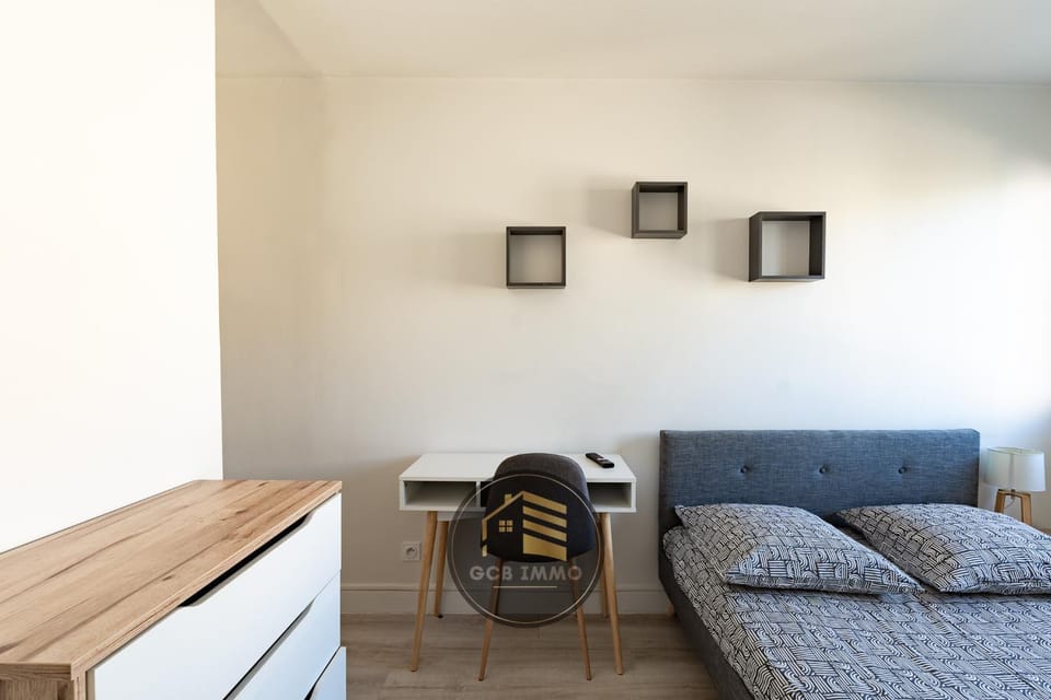 Bed, Photo of the whole room, Seating area, Bedroom