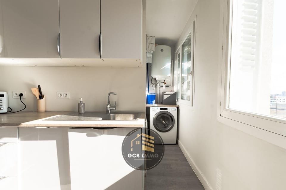 Kitchen or kitchenette, dishwasher, stove, washing machine
