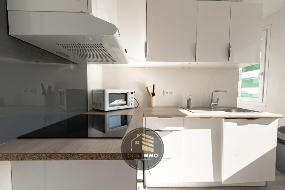 Kitchen or kitchenette, dishwasher, stove