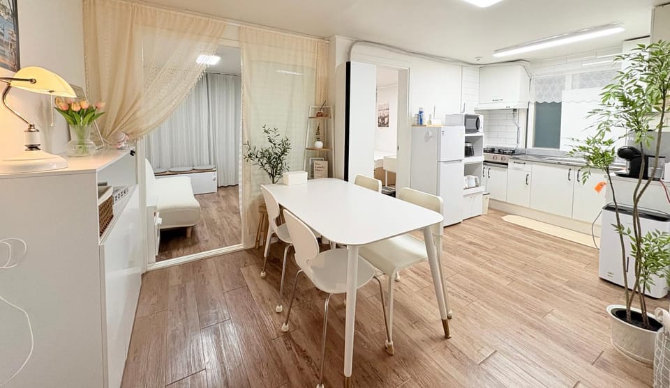 Kitchen or kitchenette, Dining area