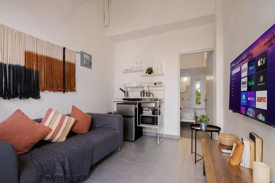 TV and multimedia, Coffee/tea facilities, Kitchen or kitchenette, Living room, Seating area, Dining area, minibar