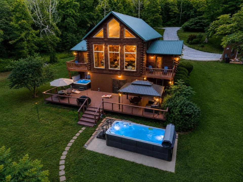Heated Spa Pool and Golf Sim plus Hot Tub and Game Room in Hocking Hills House in Falls Township