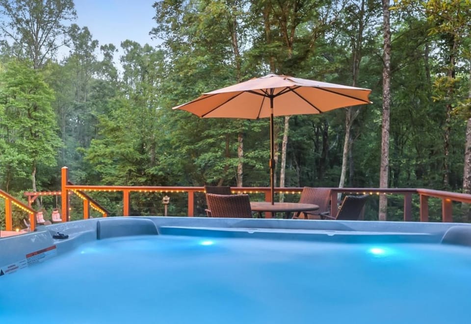 Heated Spa Pool and Golf Sim plus Hot Tub and Game Room in Hocking Hills House in Falls Township