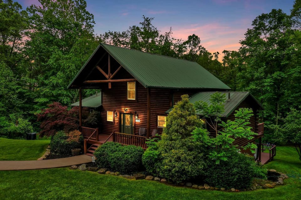 Heated Spa Pool and Golf Sim plus Hot Tub and Game Room in Hocking Hills House in Falls Township