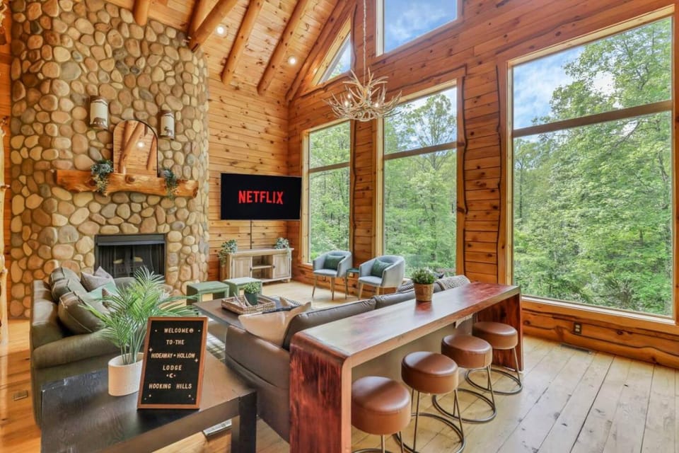 Heated Spa Pool and Golf Sim plus Hot Tub and Game Room in Hocking Hills House in Falls Township