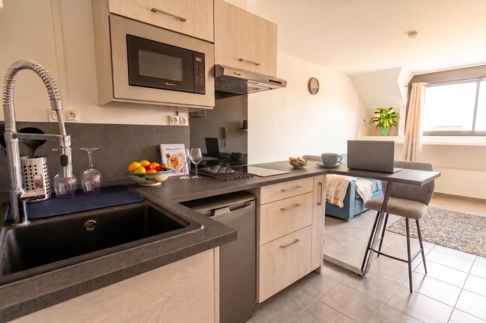 Kitchen or kitchenette, Seating area, Dining area, microwave, stove, kitchen