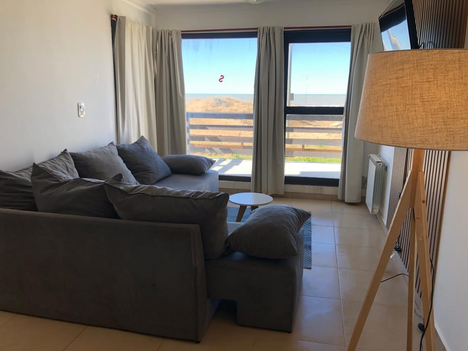 Natural landscape, TV and multimedia, Living room