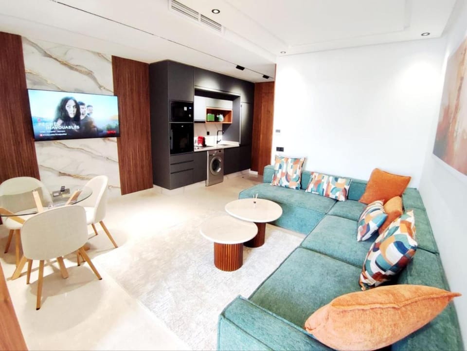 Kitchen or kitchenette, Living room, Seating area, oven