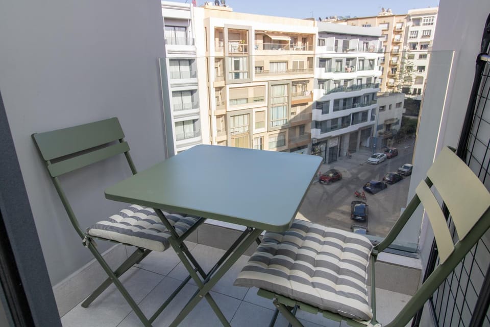 Property building, Day, Neighbourhood, View (from property/room), Balcony/Terrace, City view, Street view, Location, Parking