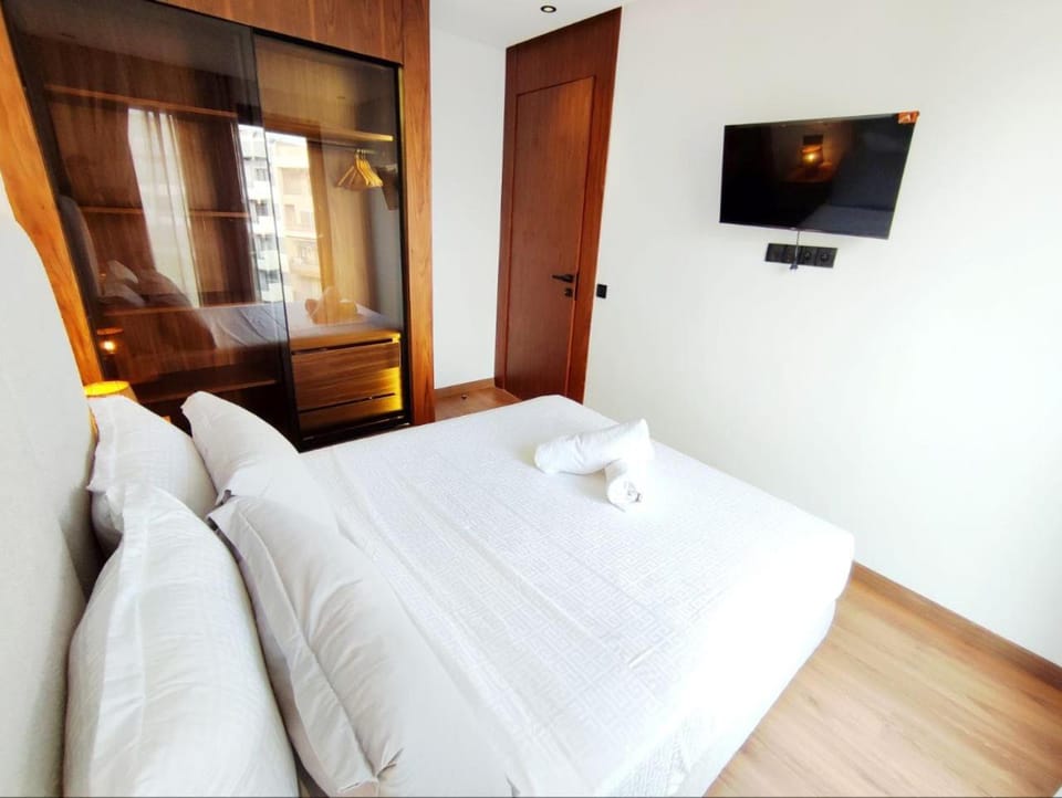 Bed, TV and multimedia, Bedroom