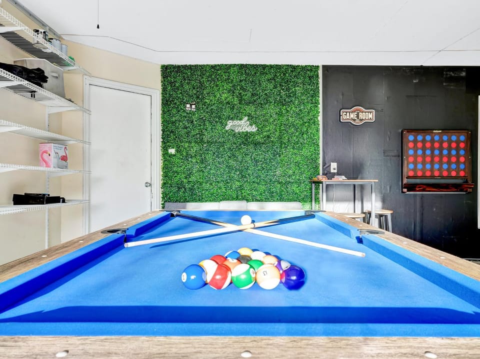 Billiard, Game Room