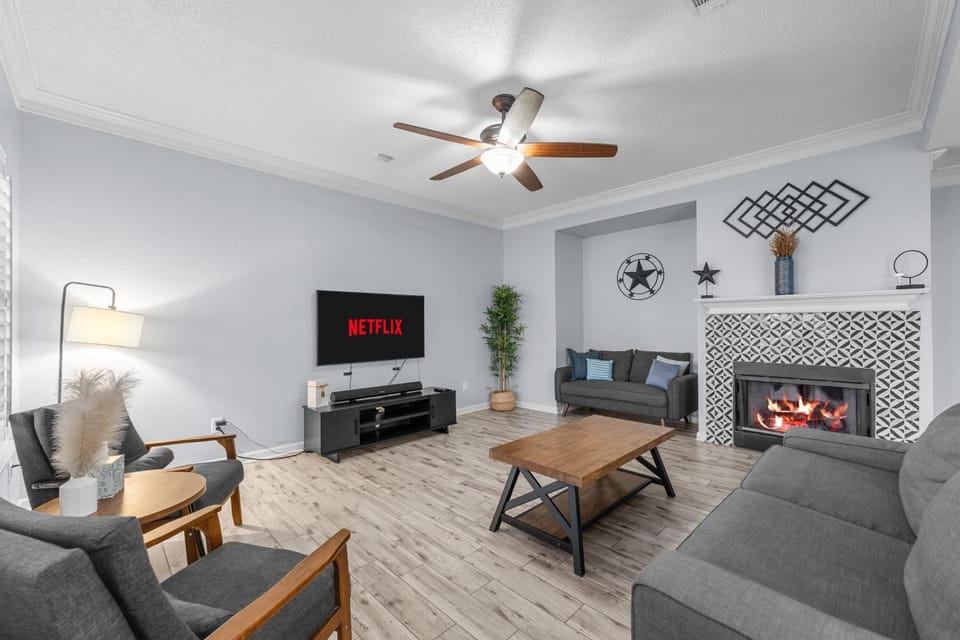 TV and multimedia, Living room, Seating area, Evening entertainment