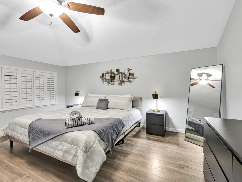 Photo of the whole room, Bedroom