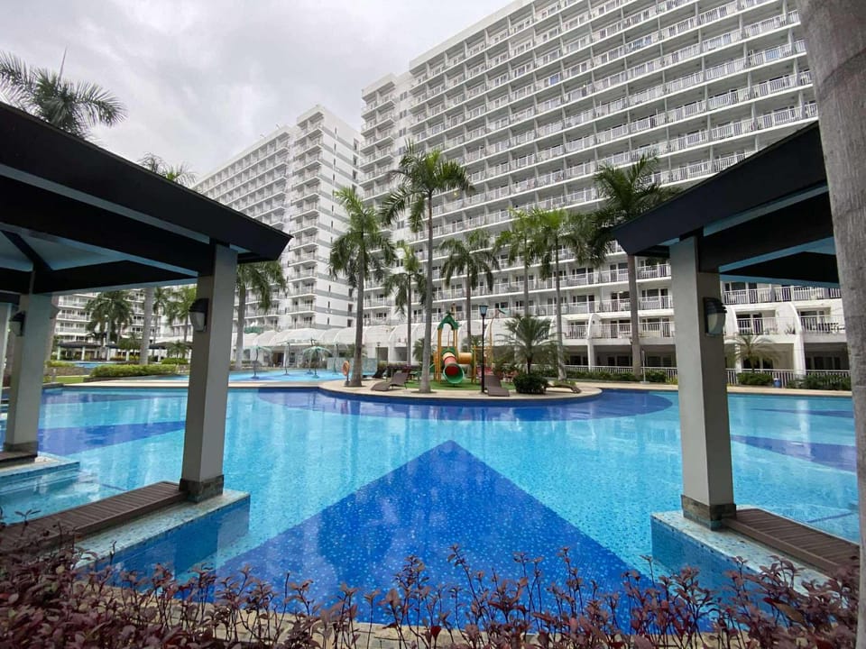 Family Suite with Big Balcony and Pool View Apartment hotel in Pasay