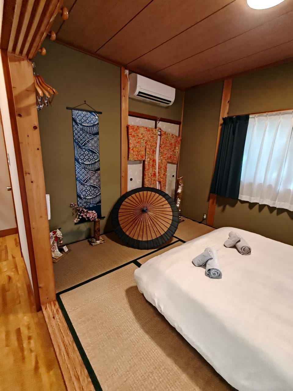 Bed, Photo of the whole room, Bedroom, air conditioner