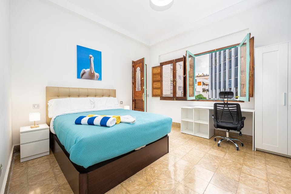 Bed, TV and multimedia, Photo of the whole room, Bedroom, towels