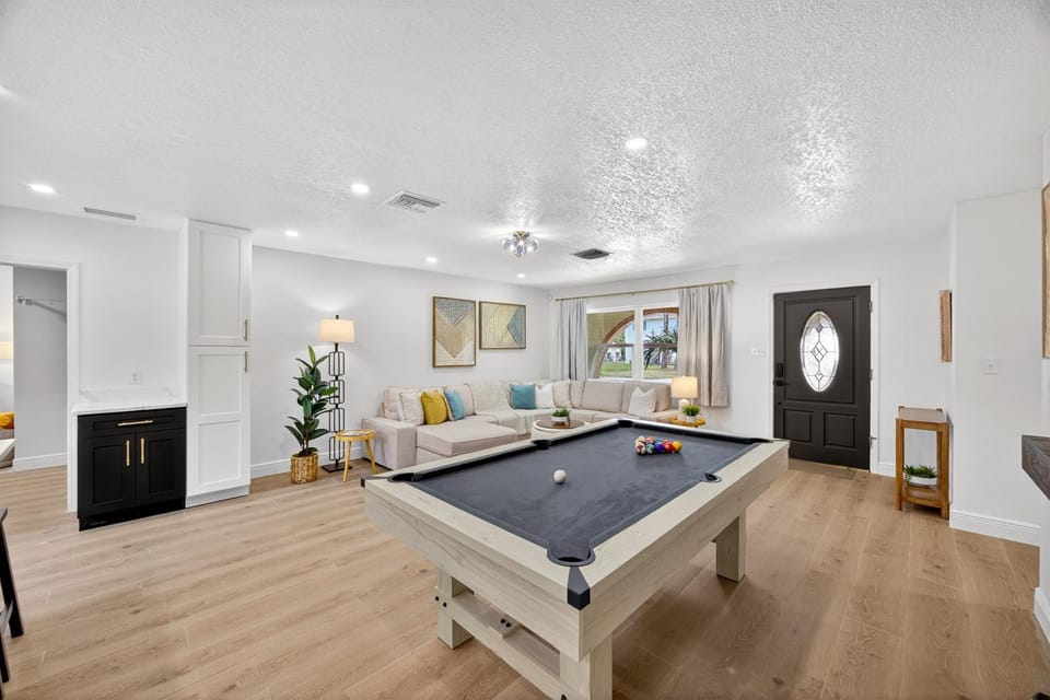 Billiard, Game Room