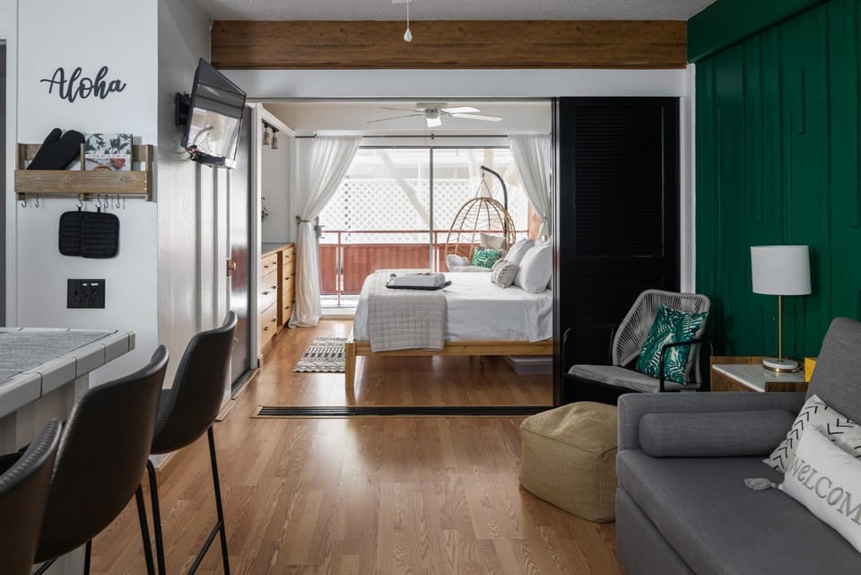 Bed, TV and multimedia, Living room, Photo of the whole room, Seating area, Bedroom