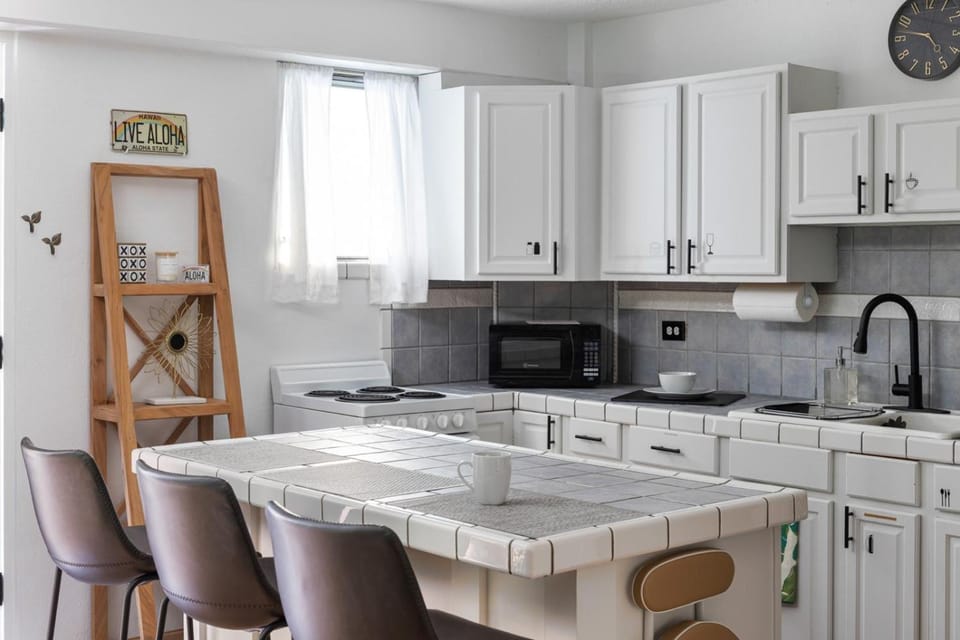 Kitchen or kitchenette, Dining area, minibar, stove, toaster