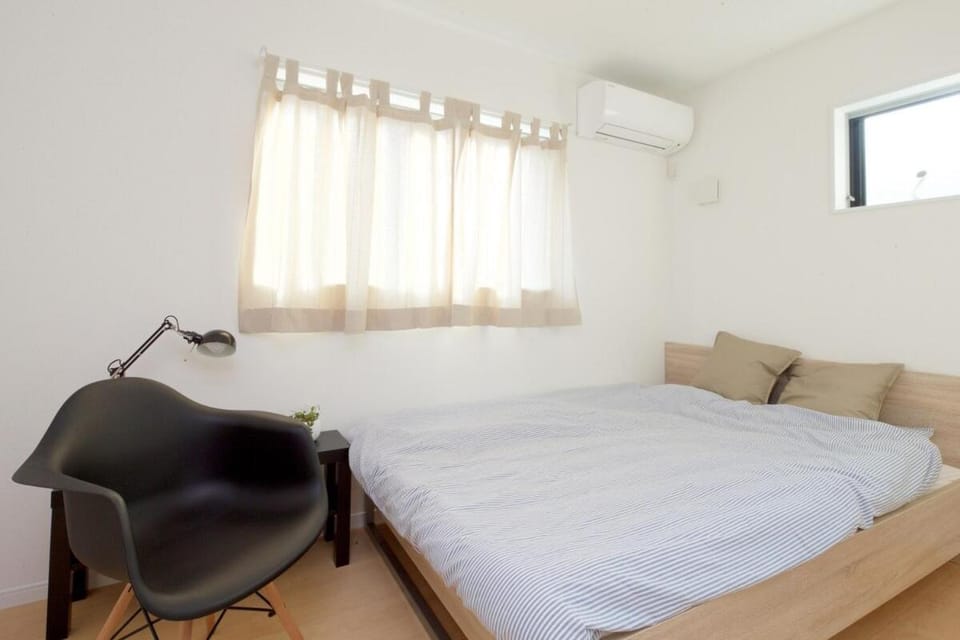 Bed, Living room, Photo of the whole room, Bedroom, air conditioner