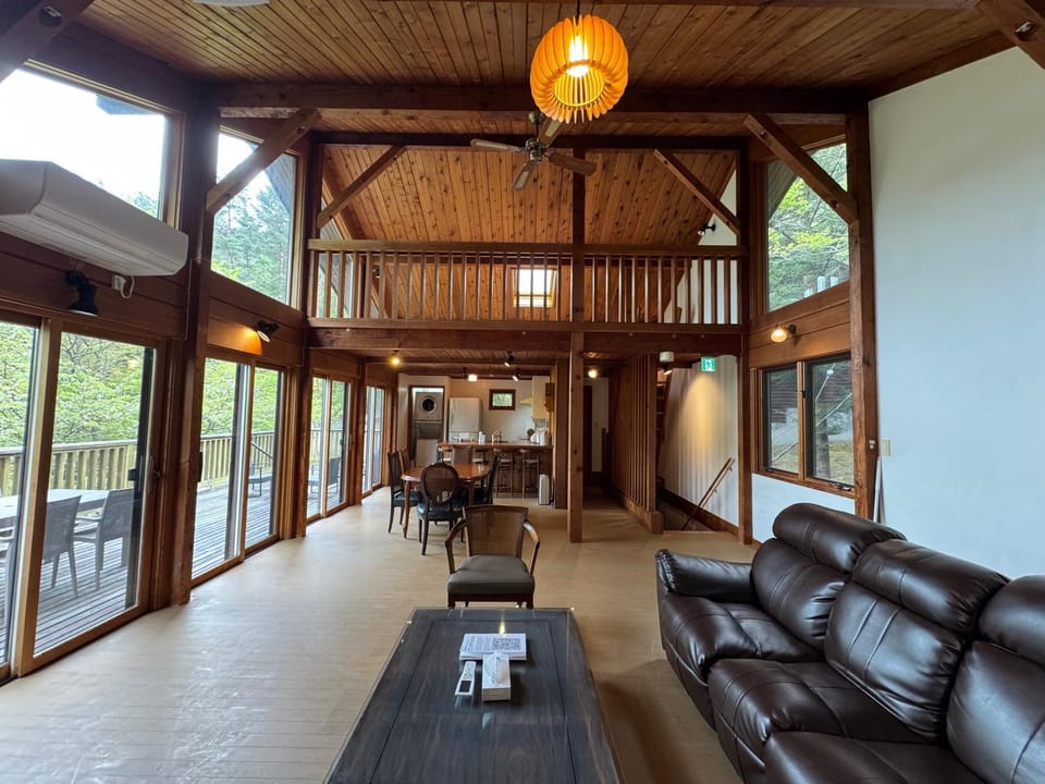 Cabin D 3min walk Lake Saiko remote work BBQ, 5min drive Kawaguchi Lake Mt Fuji view Cabin in Shizuoka Prefecture