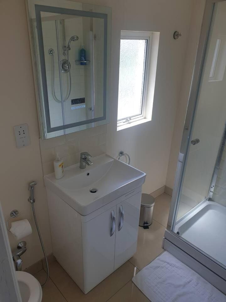 London Luxury 3 bedroom flat, free parking, garden, sleeps x10, Close to Tube Apartment in Ilford
