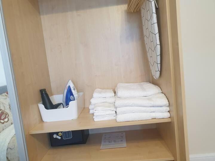 London Luxury 3 bedroom flat, free parking, garden, sleeps x10, Close to Tube Apartment in Ilford