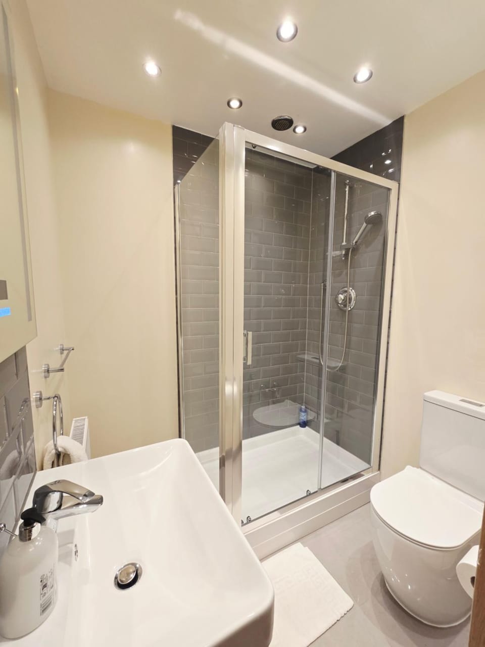 London Luxury 3 bedroom flat, free parking, garden, sleeps x10, Close to Tube Apartment in Ilford