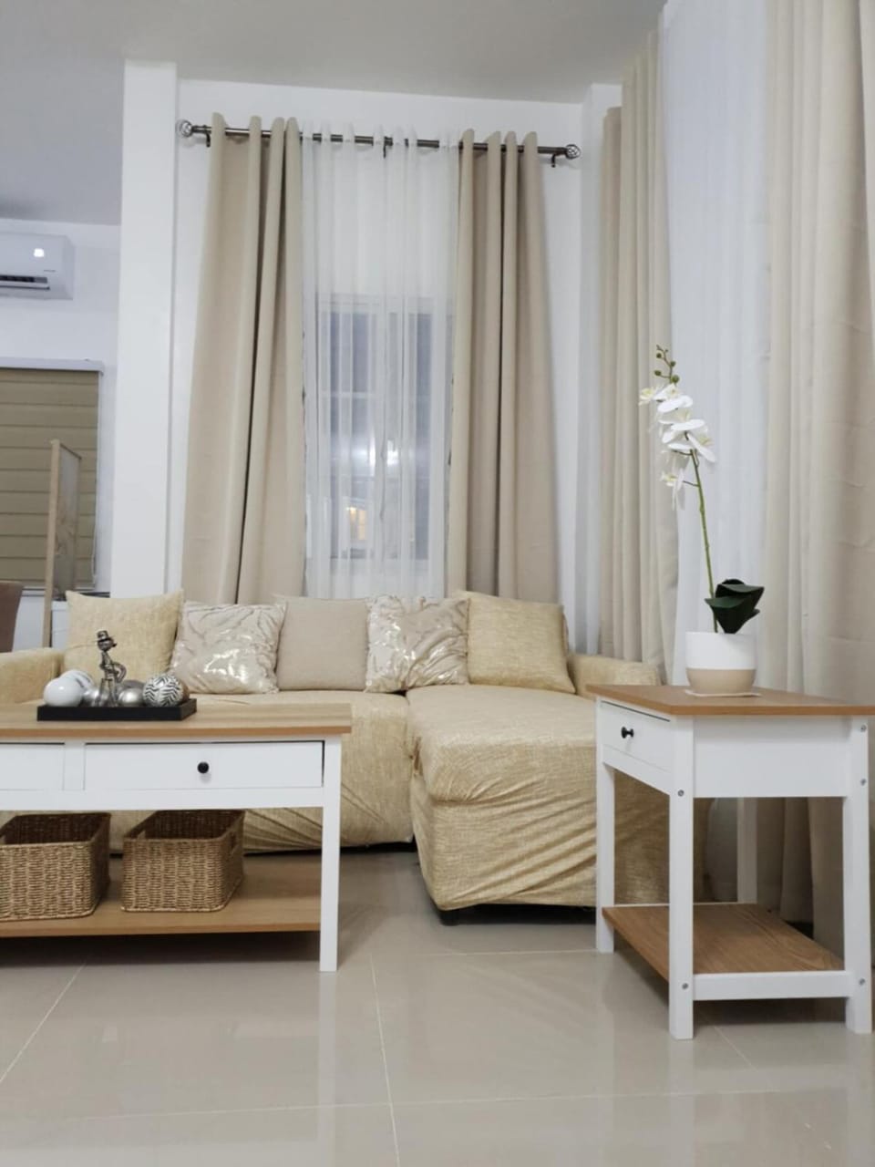 Seating area, Swimming pool, air conditioner