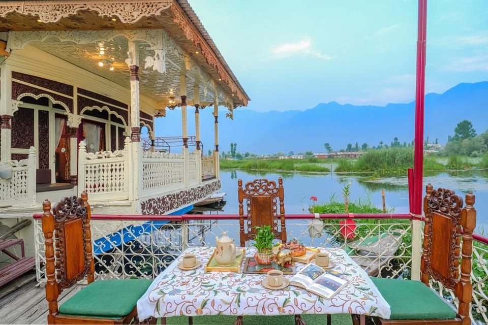 Property building, Natural landscape, Food and drinks, Dining area, Lake view, Mountain view, Breakfast
