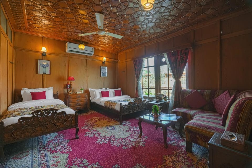 Photo of the whole room, Bedroom, air conditioner