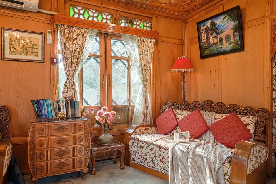Living room, Seating area, air conditioner