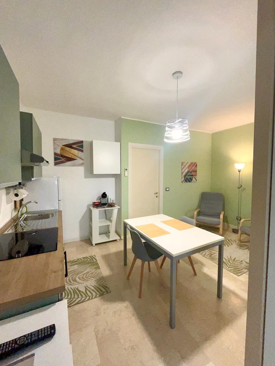 Kitchen or kitchenette, Dining area, stove