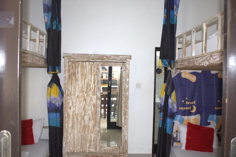 Bedroom, bunk bed, air conditioner