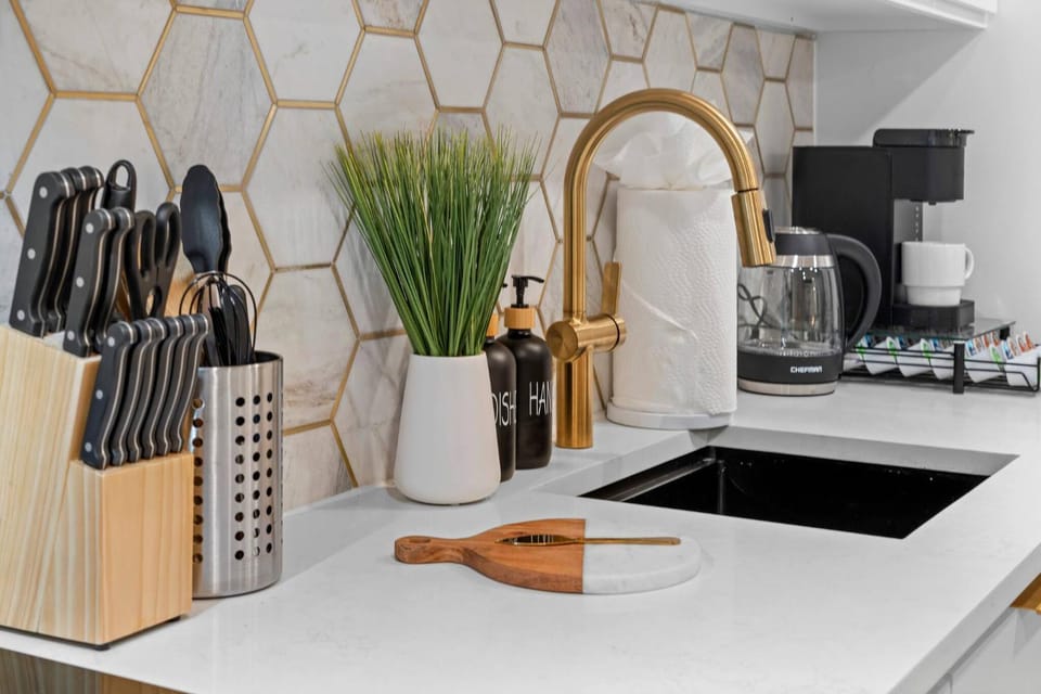 Coffee/tea facilities, Kitchen or kitchenette, Decorative detail, kitchen