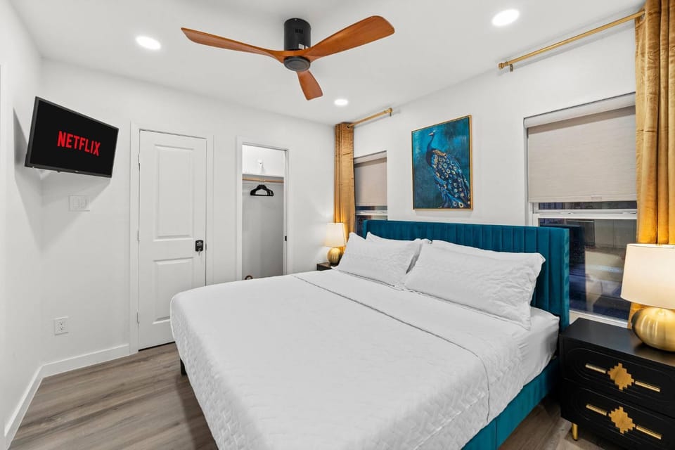 Bed, TV and multimedia, Photo of the whole room, Decorative detail, Bedroom