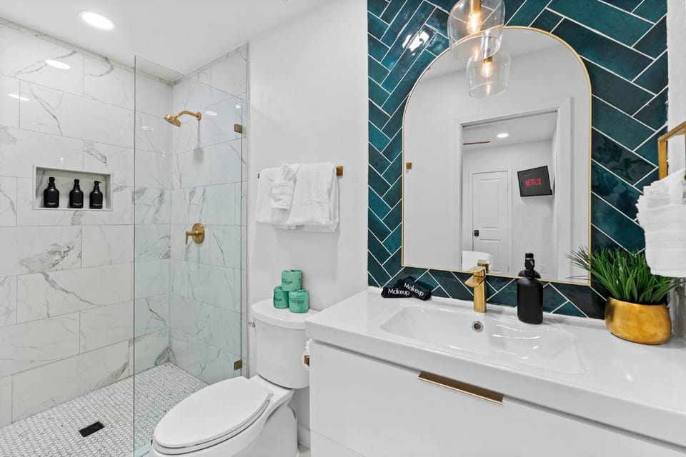 Shower, Bathroom, Decorative detail, towels