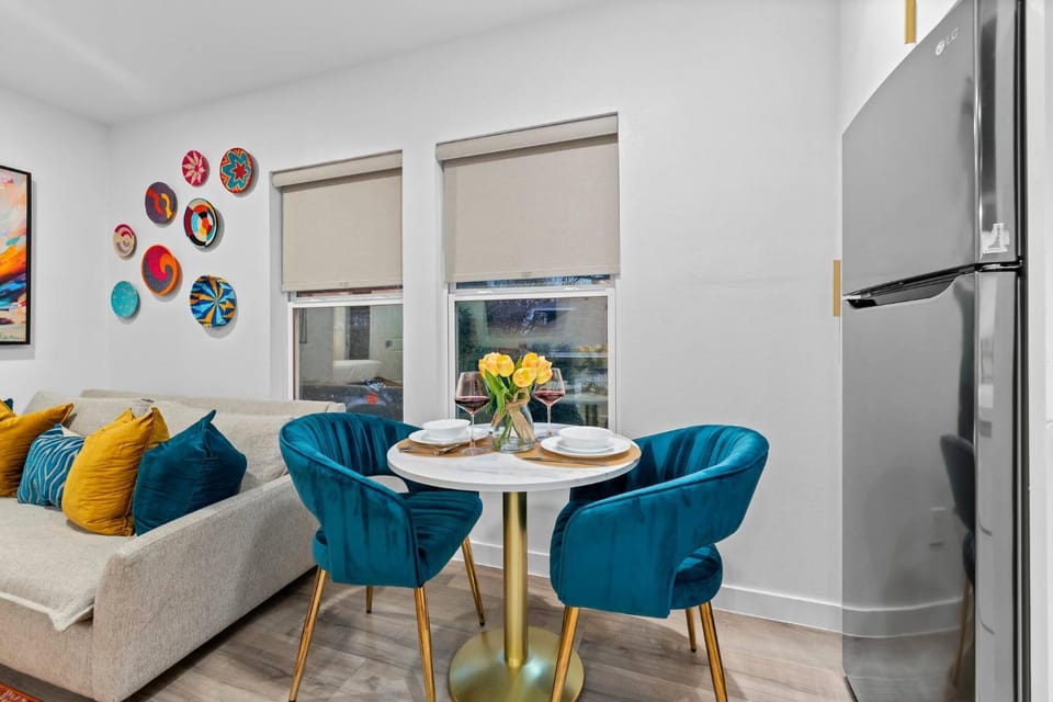 Food and drinks, Decorative detail, Seating area, Dining area