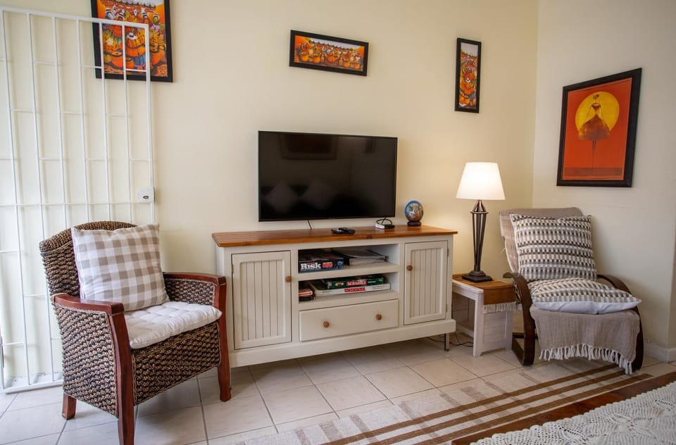 Communal lounge/ TV room, TV and multimedia, Living room, Seating area, Evening entertainment