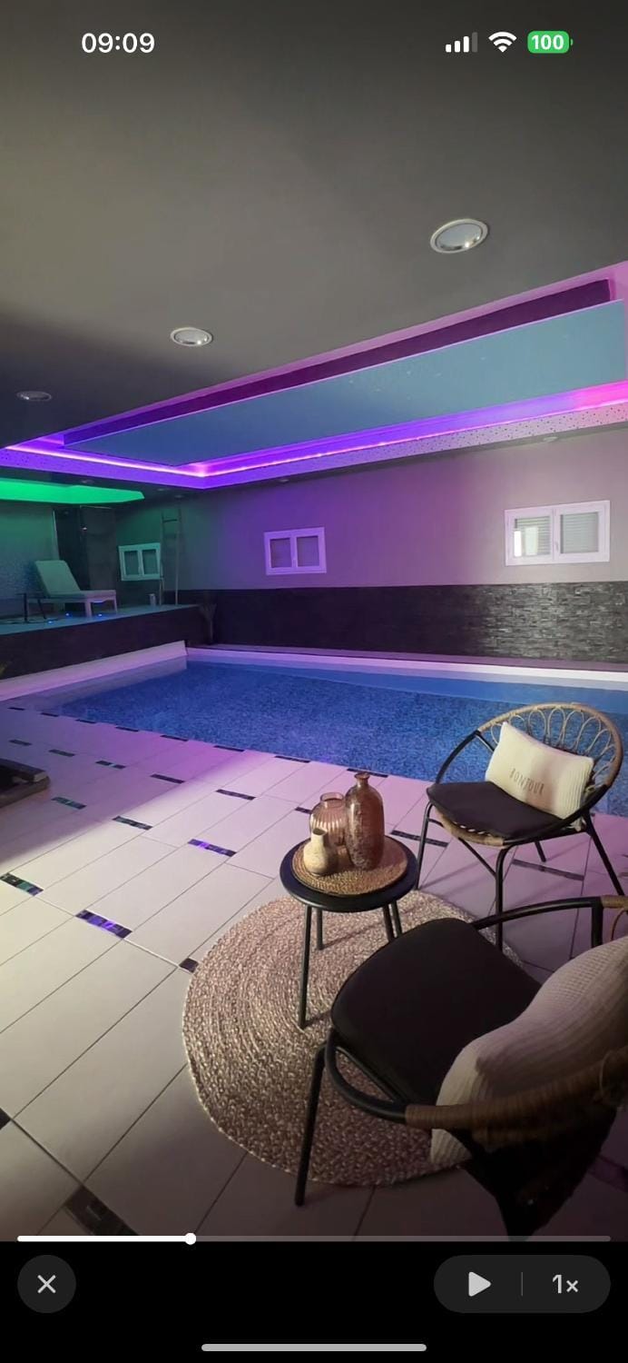 Évasion Spa & Pool Villa in Saint-Étienne