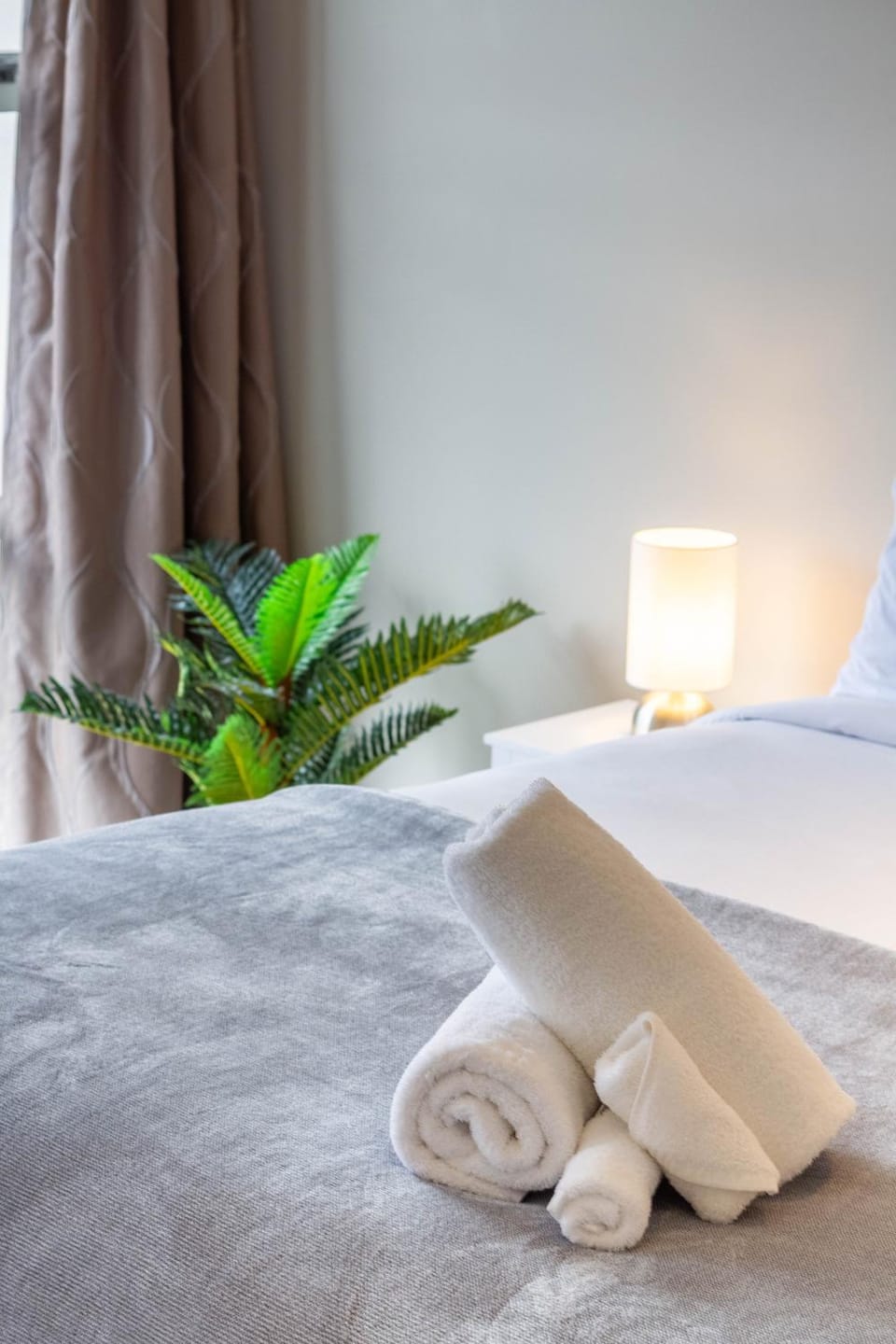 Bed, Bedroom, towels